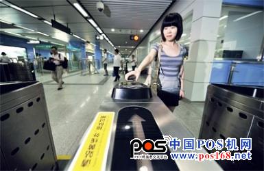 今年6月1日， 采用2.4GHz技術(shù)的“手機深圳通”正式發(fā)卡，深圳市地鐵、公交、部分出租車和便利店超市等小額消費場所都可以直接刷手機消費