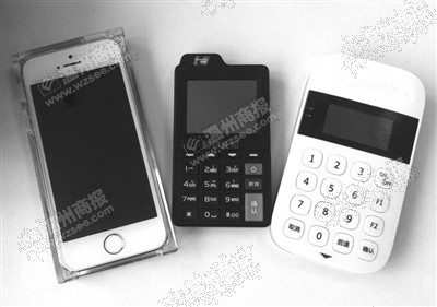 這款新出的POS機(jī)（中），比蘋(píng)果手機(jī)（左）與目前市面上較小的POS機(jī)（右）都要小巧一些。澤敏 攝